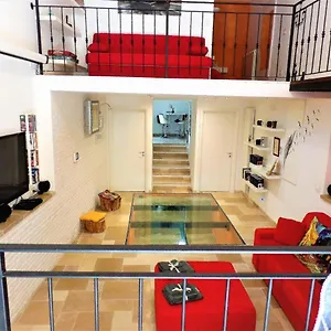 https://regina-viarum-casavacanza-centro-storico.lecce-hotels.com